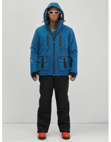 Мужской горнолыжный костюм: куртка и полукомбинезон для зимних активностей.
