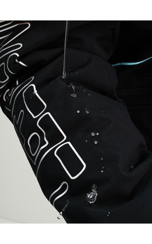 Мужской горнолыжный костюм: куртка и полукомбинезон для зимних активностей.