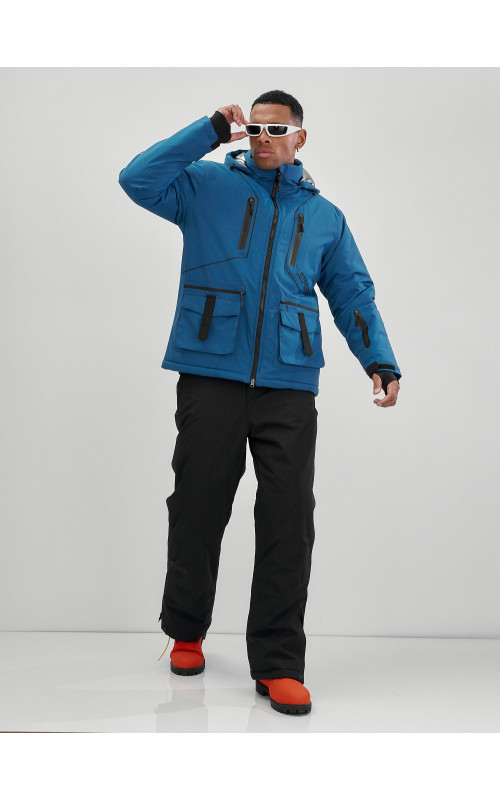 Мужской горнолыжный костюм: куртка и полукомбинезон для зимних активностей.