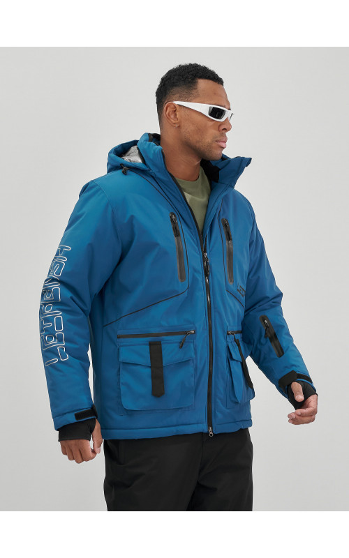 Мужской горнолыжный костюм: куртка и полукомбинезон для зимних активностей.