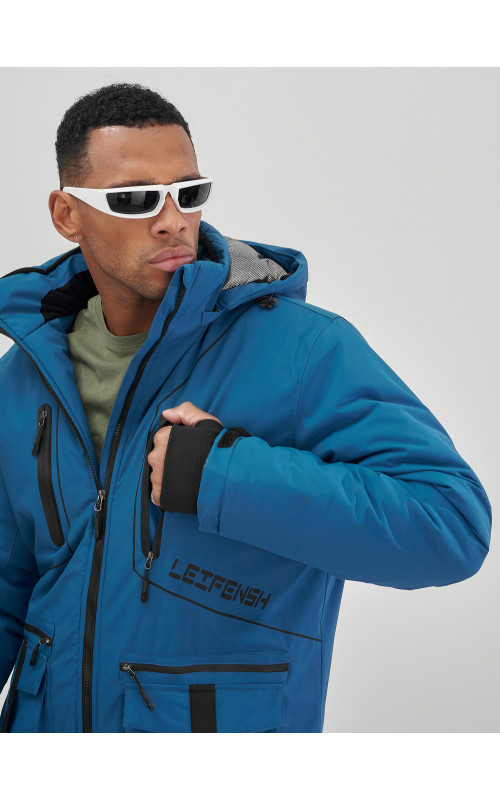 Мужской горнолыжный костюм: куртка и полукомбинезон для зимних активностей.