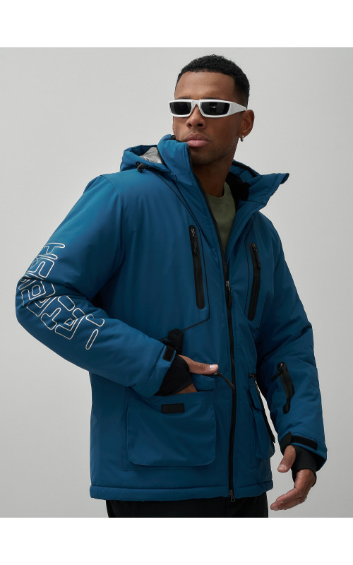 Мужской горнолыжный костюм: куртка и полукомбинезон для зимних активностей.