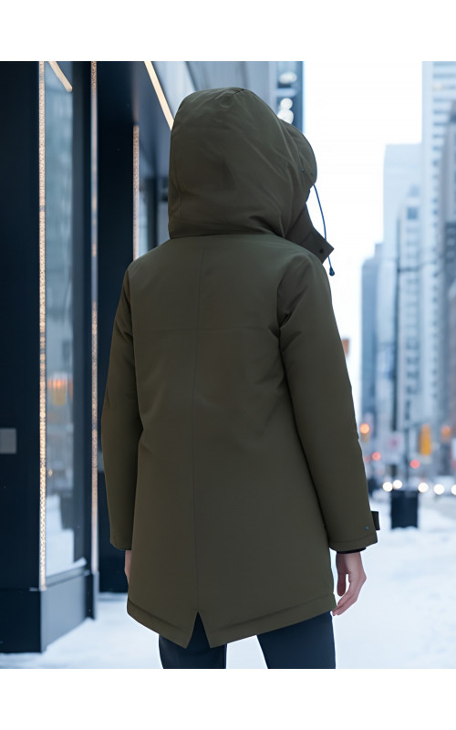 Женская зимняя парка для активного отдыха.