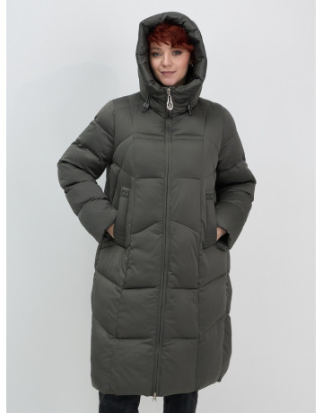 Длинный женский пуховик с капюшоном.