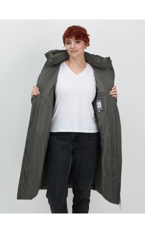 Длинный женский пуховик с капюшоном.