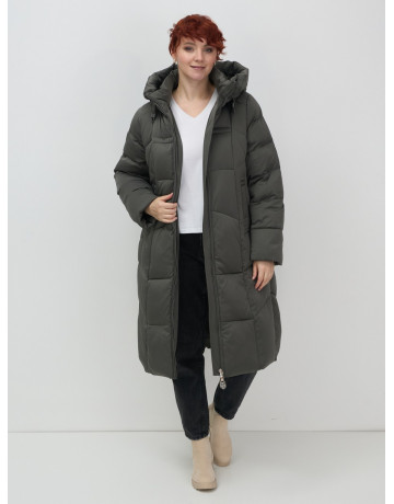 Длинный женский пуховик с капюшоном.