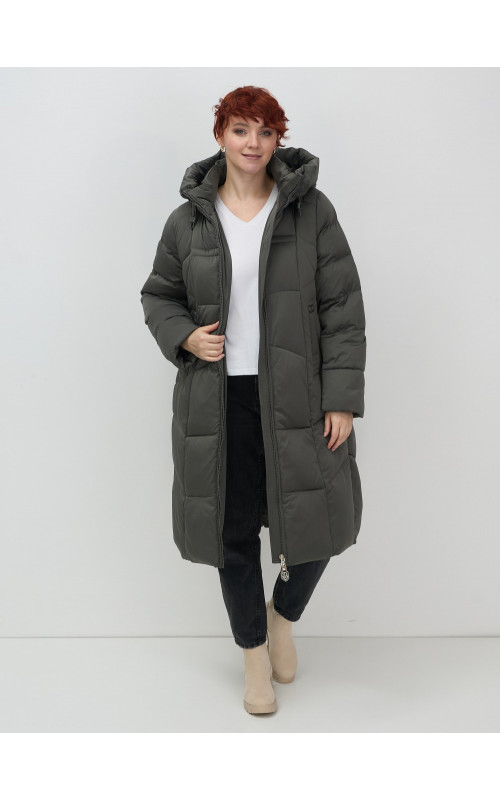 Длинный женский пуховик с капюшоном.