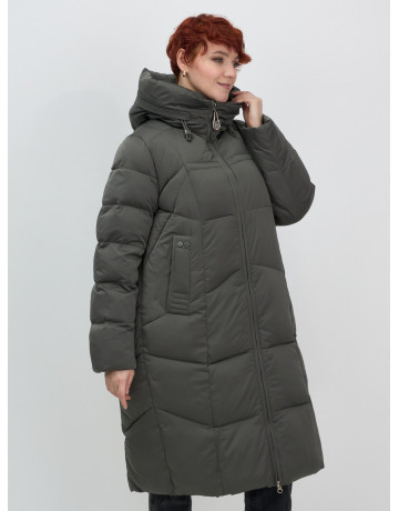 Длинный женский пуховик с капюшоном.