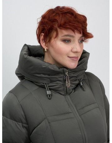 Длинный женский пуховик с капюшоном.