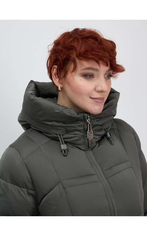 Длинный женский пуховик с капюшоном.