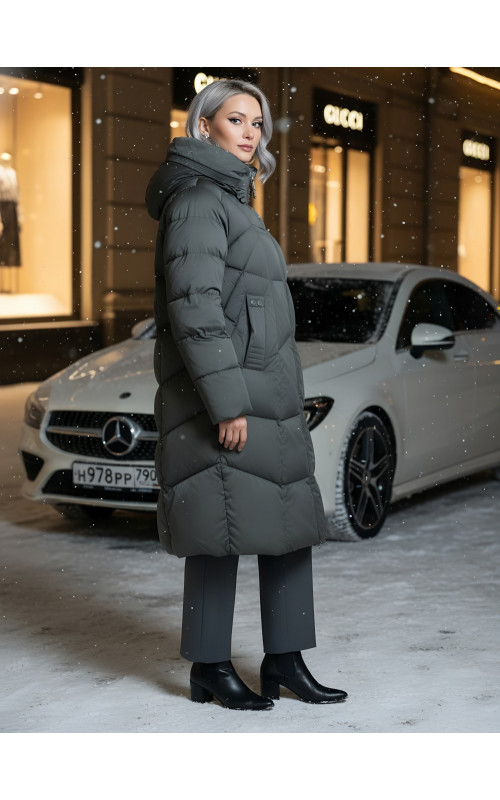 Длинный женский пуховик с капюшоном.