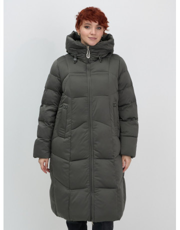 Длинный женский пуховик с капюшоном.