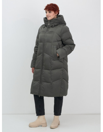 Длинный женский пуховик с капюшоном.