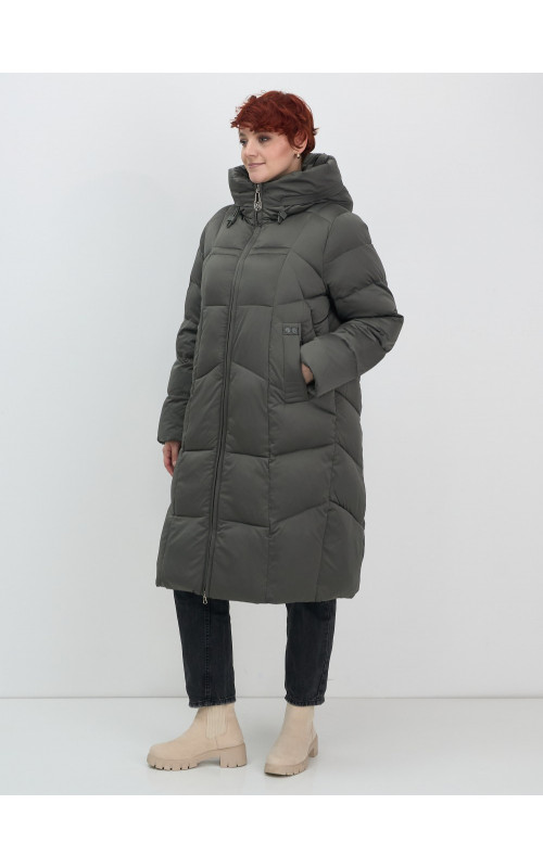Длинный женский пуховик с капюшоном.