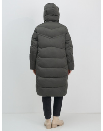 Длинный женский пуховик с капюшоном.