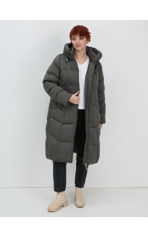 Длинный женский пуховик с капюшоном.
