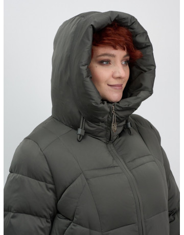 Длинный женский пуховик с капюшоном.