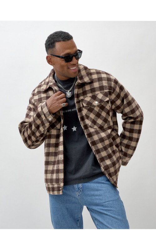 Мужская шерстяная рубашка прямого кроя в клетку.