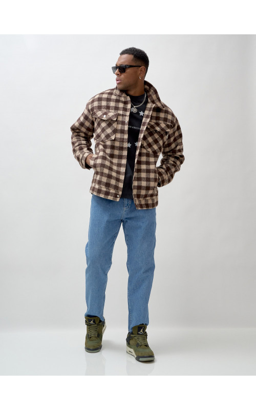 Мужская шерстяная рубашка прямого кроя в клетку.