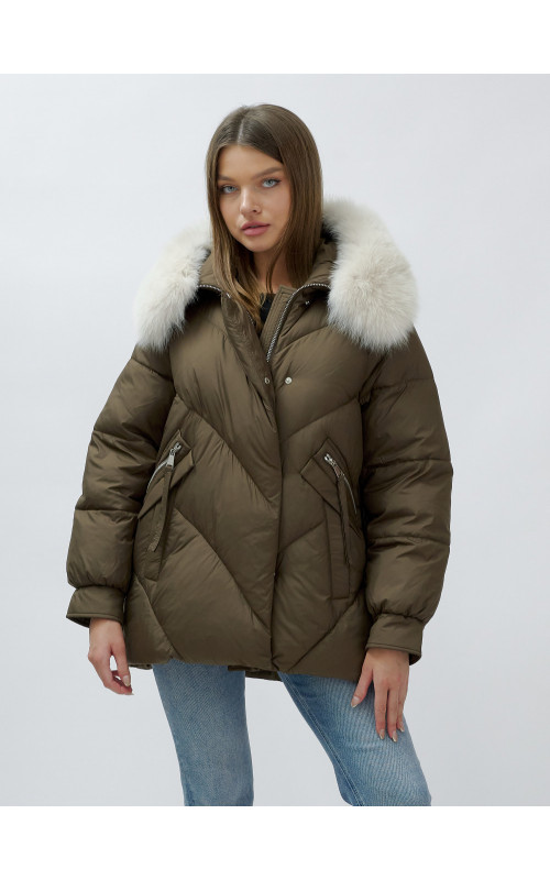 Женский зимний пуховик с меховой отделкой.