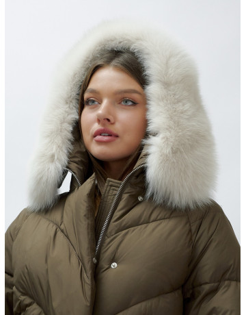 Женский зимний пуховик с меховой отделкой.