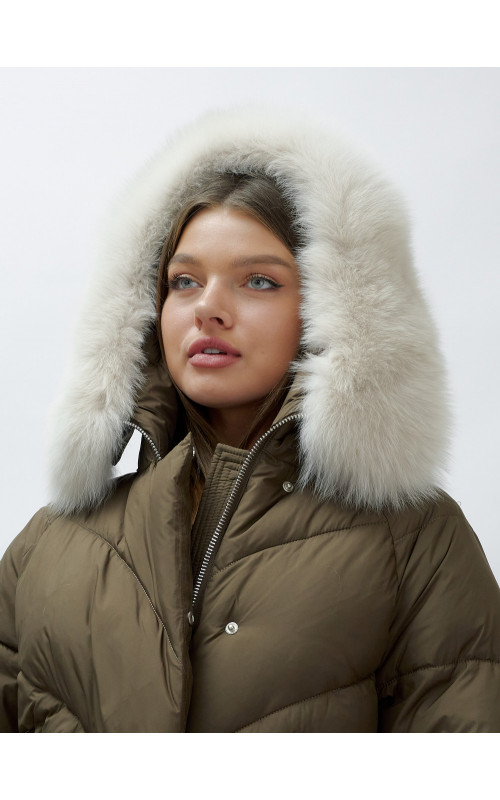 Женский зимний пуховик с меховой отделкой.