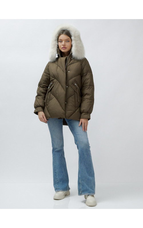 Женский зимний пуховик с меховой отделкой.
