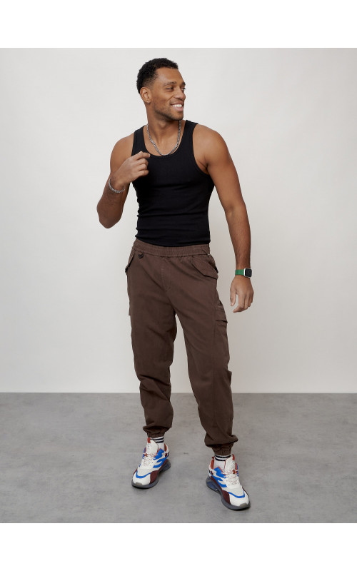 Мужские брюки зауженного кроя.