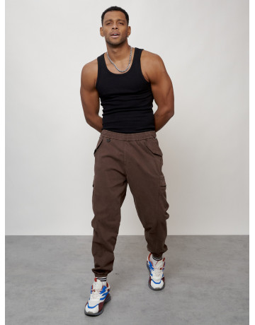 Мужские брюки зауженного кроя.