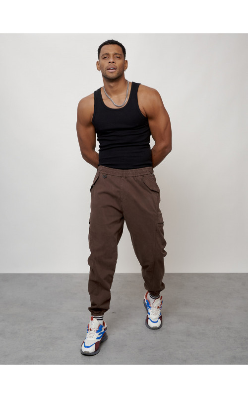 Мужские брюки зауженного кроя.