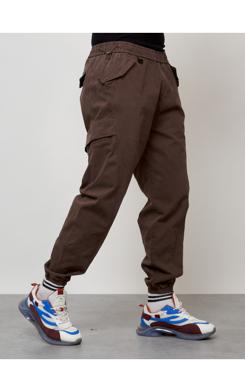 Мужские брюки зауженного кроя.