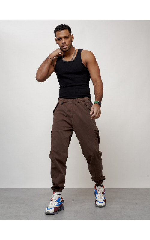 Мужские брюки зауженного кроя.