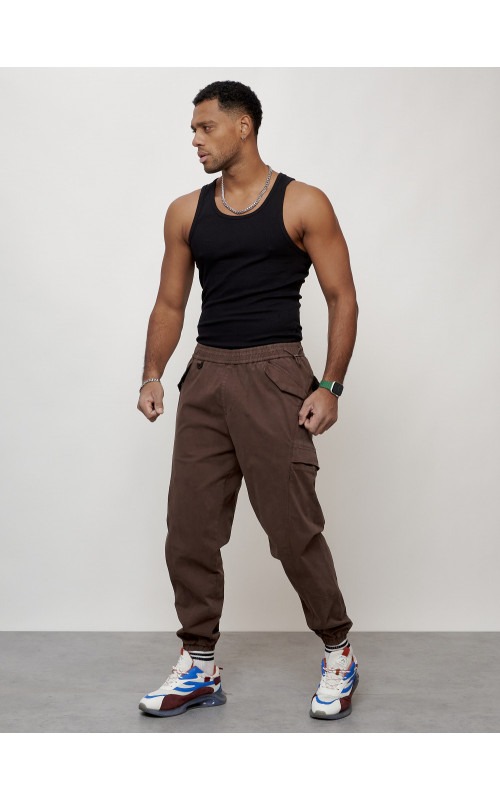 Мужские брюки зауженного кроя.