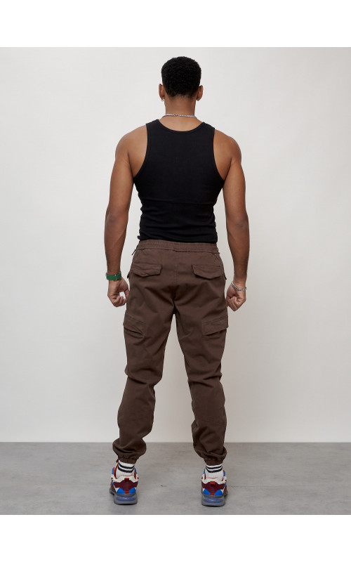 Мужские брюки зауженного кроя.