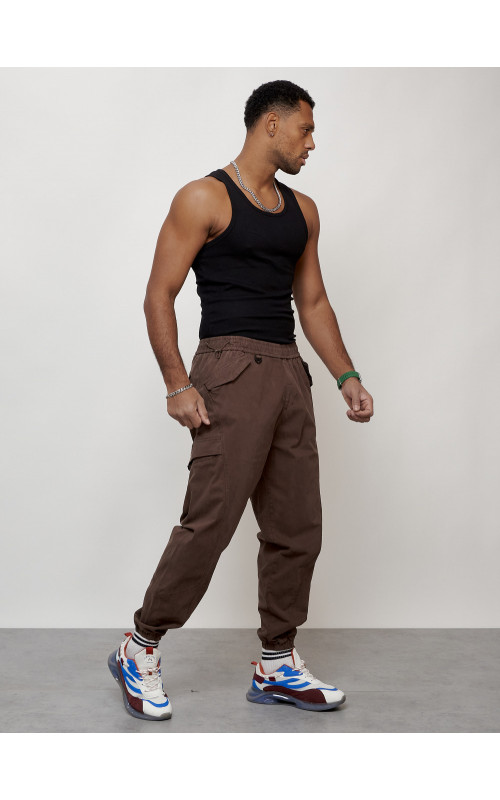 Мужские брюки зауженного кроя.