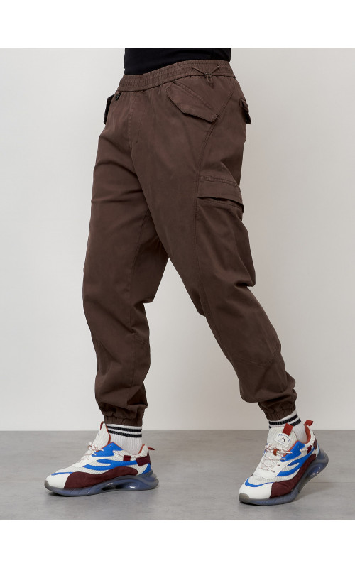 Мужские брюки зауженного кроя.