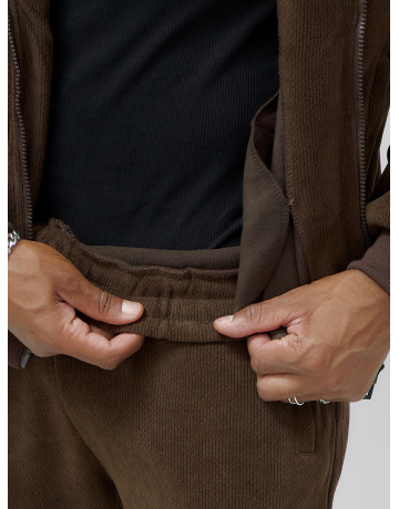 Мужской спортивный комплект: тепло и стиль для активных дней.