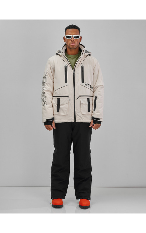 Мужской горнолыжный костюм: куртка и полукомбинезон для зимних активностей.