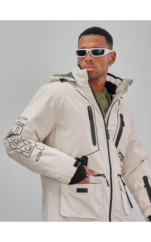 Мужской горнолыжный костюм: куртка и полукомбинезон для зимних активностей.