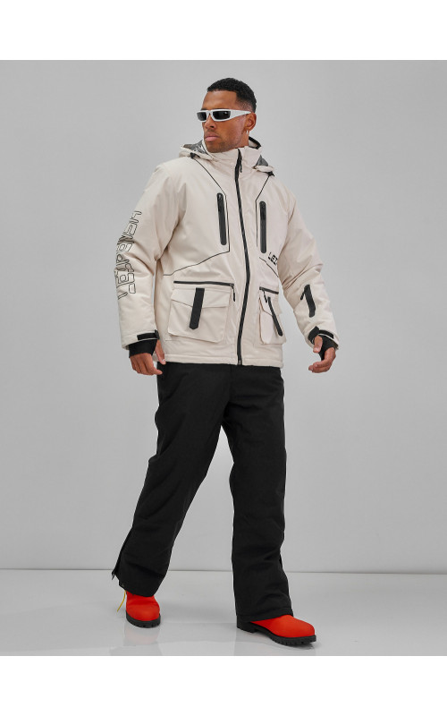 Мужской горнолыжный костюм: куртка и полукомбинезон для зимних активностей.