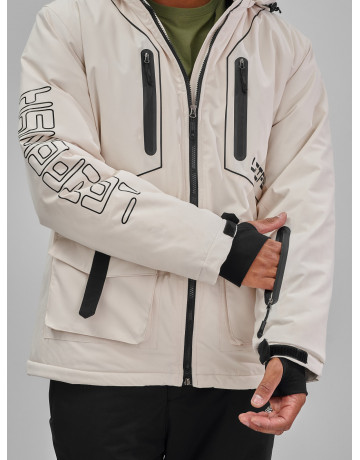 Мужской горнолыжный костюм: куртка и полукомбинезон для зимних активностей.