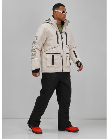 Мужской горнолыжный костюм: куртка и полукомбинезон для зимних активностей.