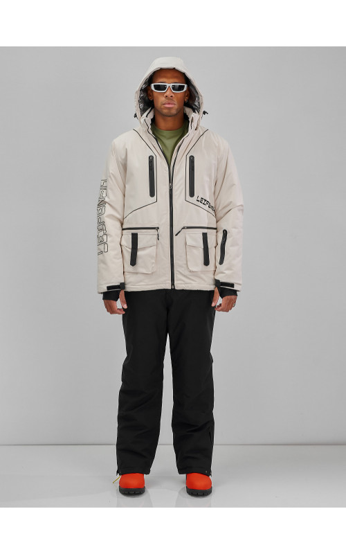 Мужской горнолыжный костюм: куртка и полукомбинезон для зимних активностей.