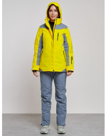 Женский горнолыжный костюм для активного отдыха.