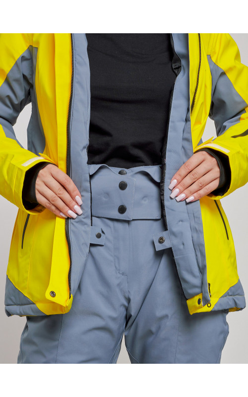 Женский горнолыжный костюм для активного отдыха.