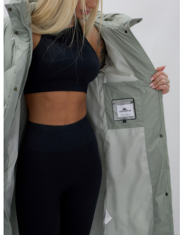 Длинный женский пуховик прямого кроя с капюшоном.