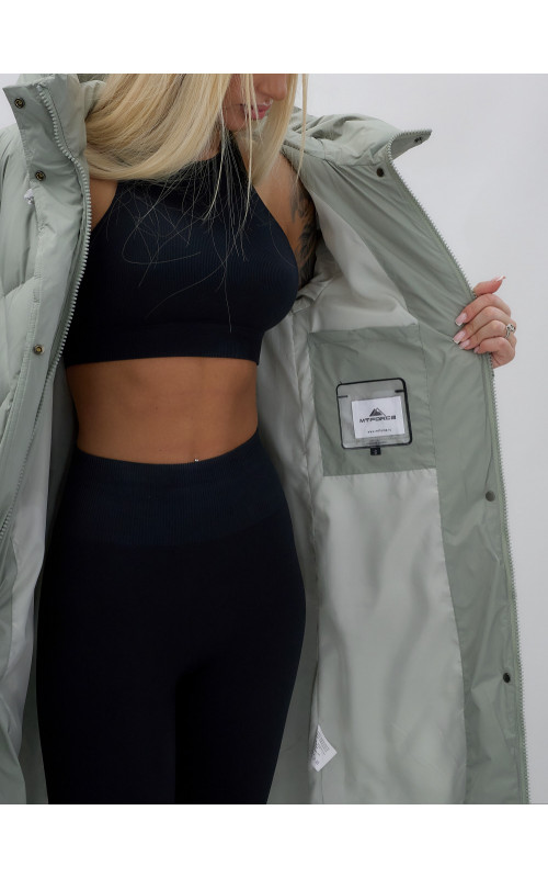 Длинный женский пуховик прямого кроя с капюшоном.