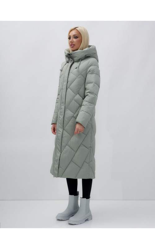 Длинный женский пуховик прямого кроя с капюшоном.