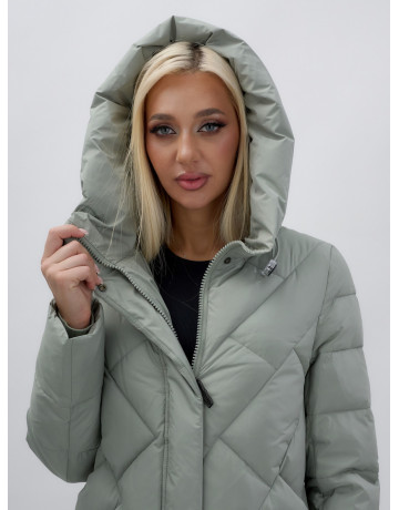 Длинный женский пуховик прямого кроя с капюшоном.