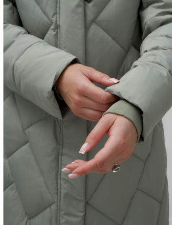 Длинный женский пуховик прямого кроя с капюшоном.